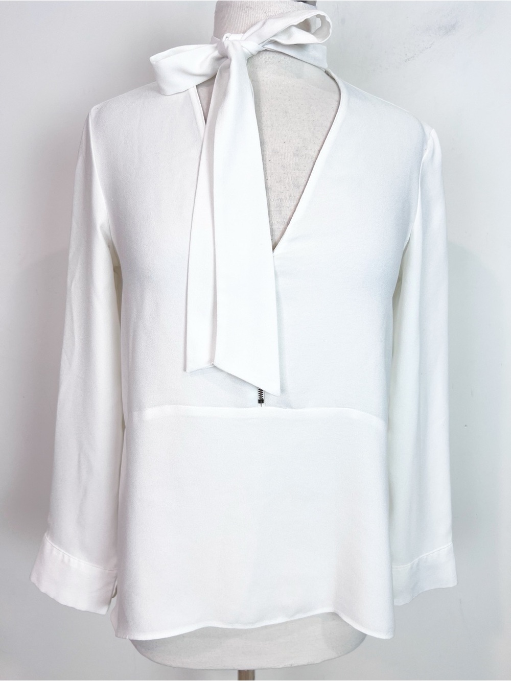 ZARA BASIC OFF-WHITE V-NECK BLOUSE WITH ZIPPER AND TIE AT NECKLINE SZ SMALL
